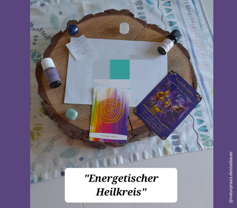 Frau legt Hand auf ihr Herz, trägt eine Kette mit einem Herzanhänger, einen Ring und ein buntes Armband.