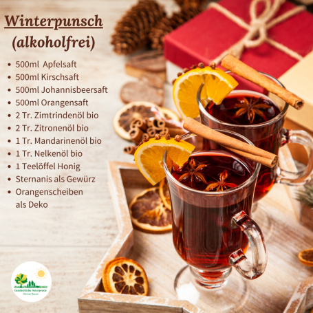 Zwei Gläser Winterpunsch mit Zimtstangen, Gewürzen und Orangenstücken.